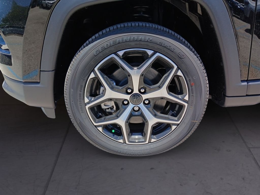 New 2026 Diamond Black Crystal Pearl-Coat Exterior Paint Jeep Limited image 9