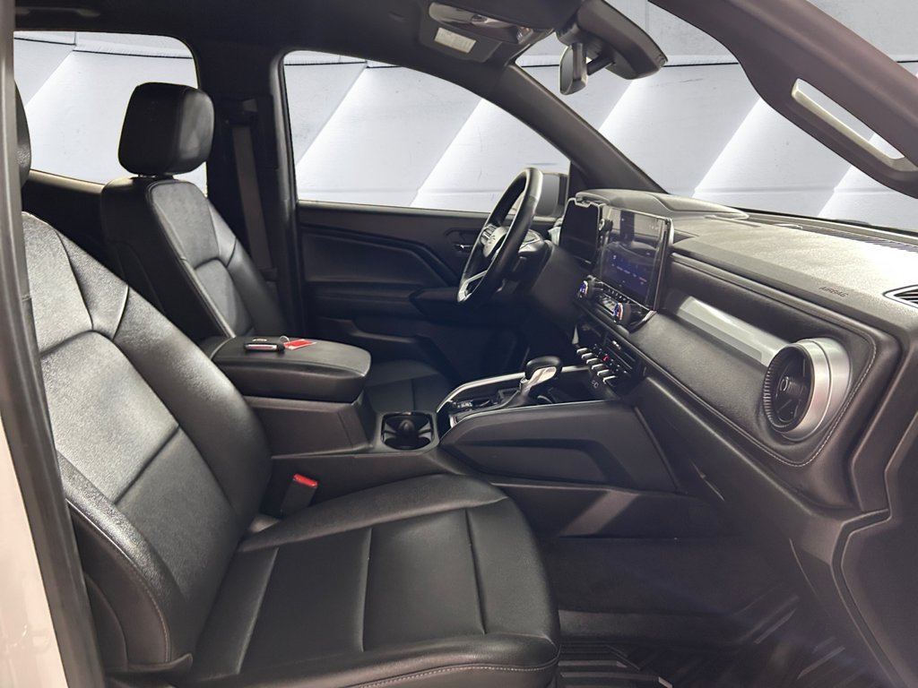 Used 2025 White Chevrolet LT image 13