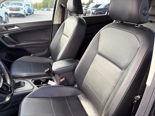 Used 2018 Pearl Metallic Volkswagen SE image 10