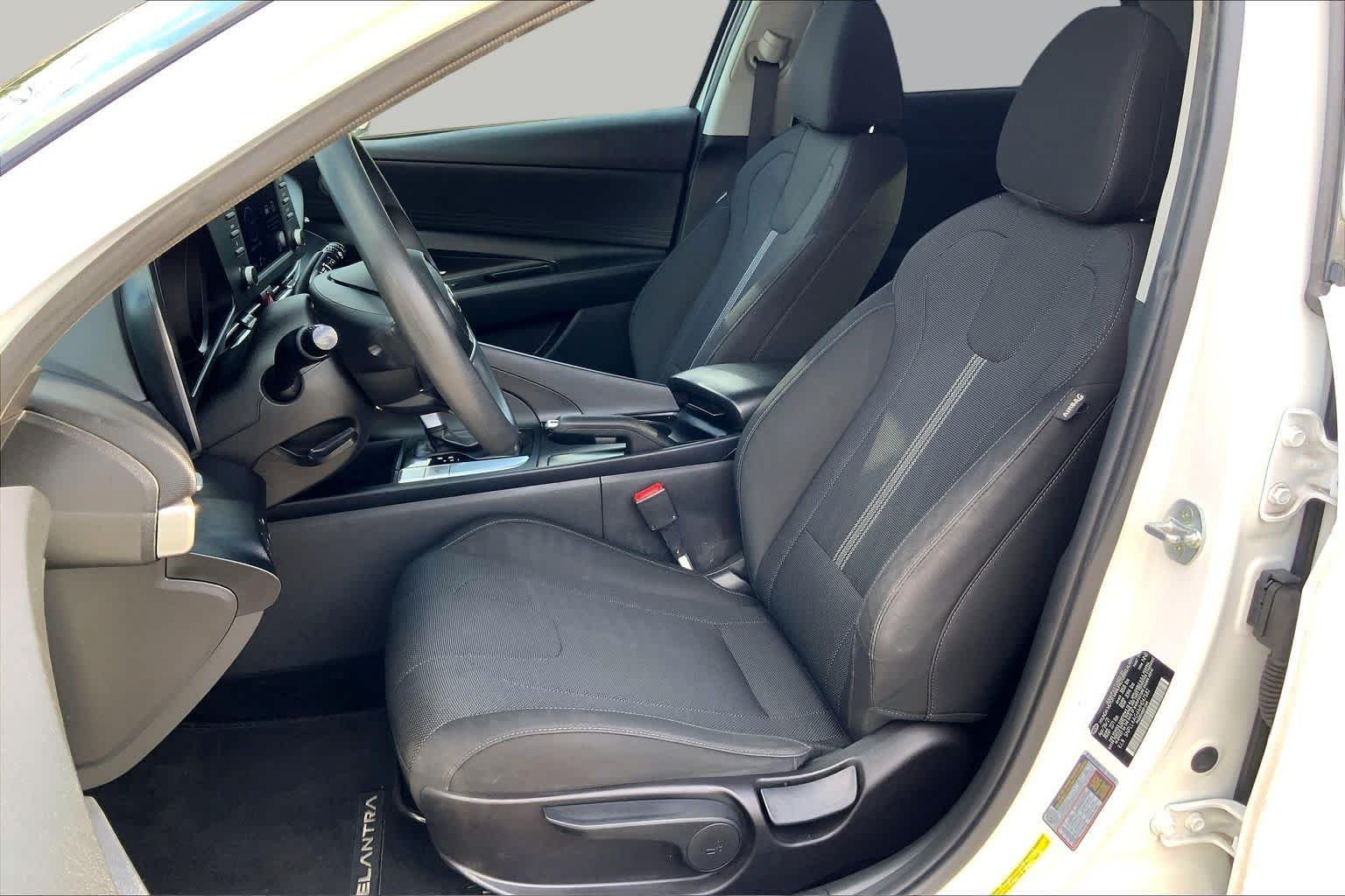 Used 2021 Quartz White Hyundai SE image 8