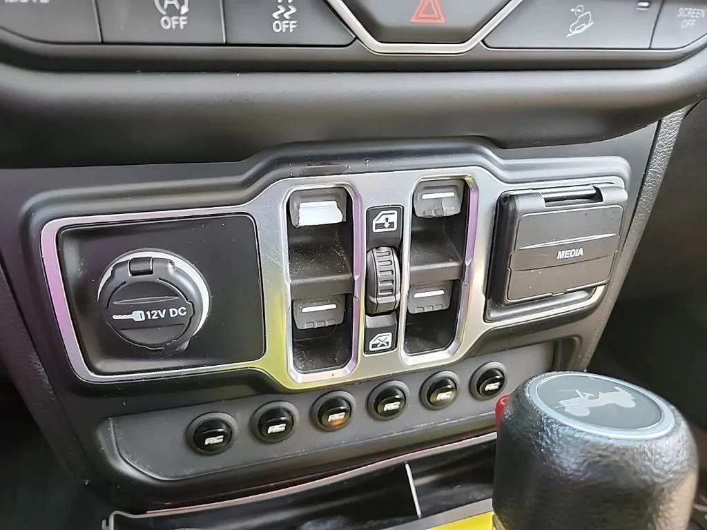 Used 2020  Jeep Unlimited Sport S image 26