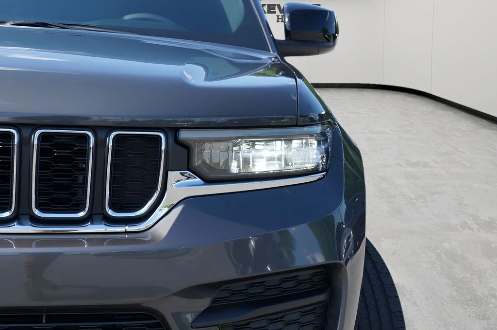 Used 2024 Baltic Gray Metallic Clearcoat Jeep Laredo image 5