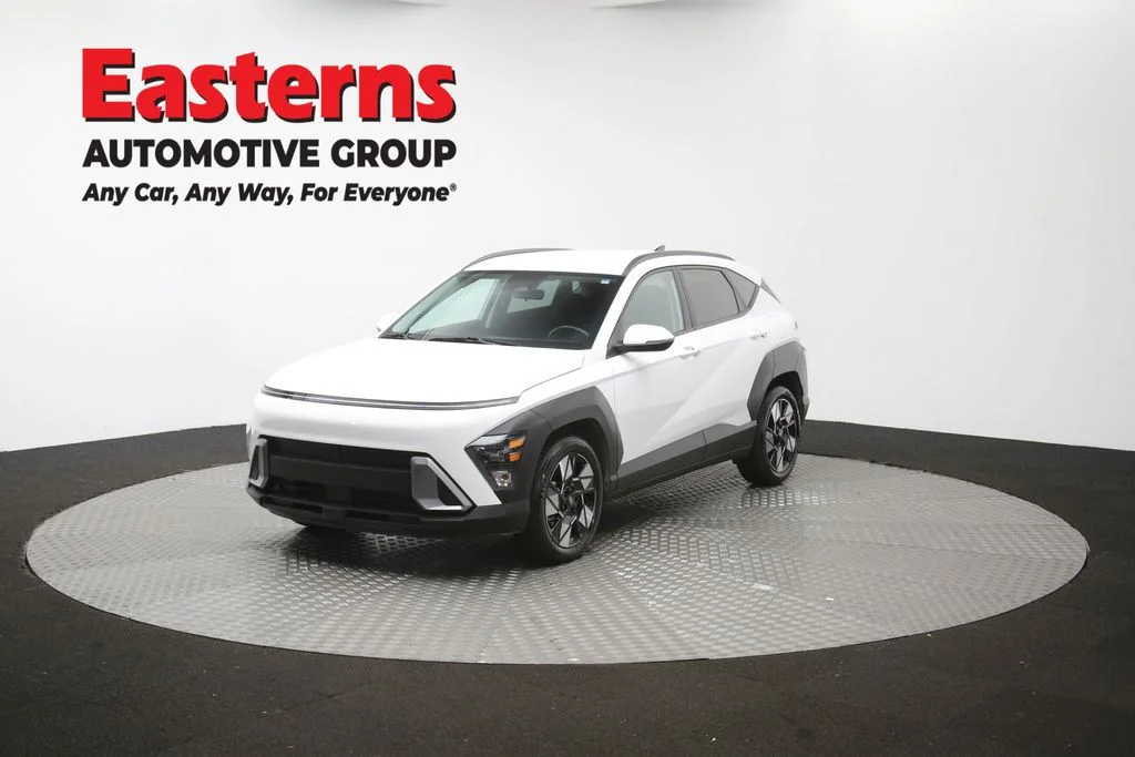 Used 2025 White Hyundai SEL image 57