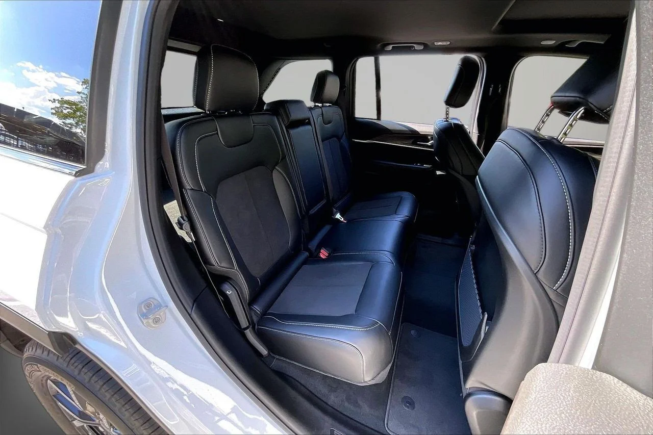 New 2027 Bright White Clear-Coat Paint Jeep Laredo Altitude image 20