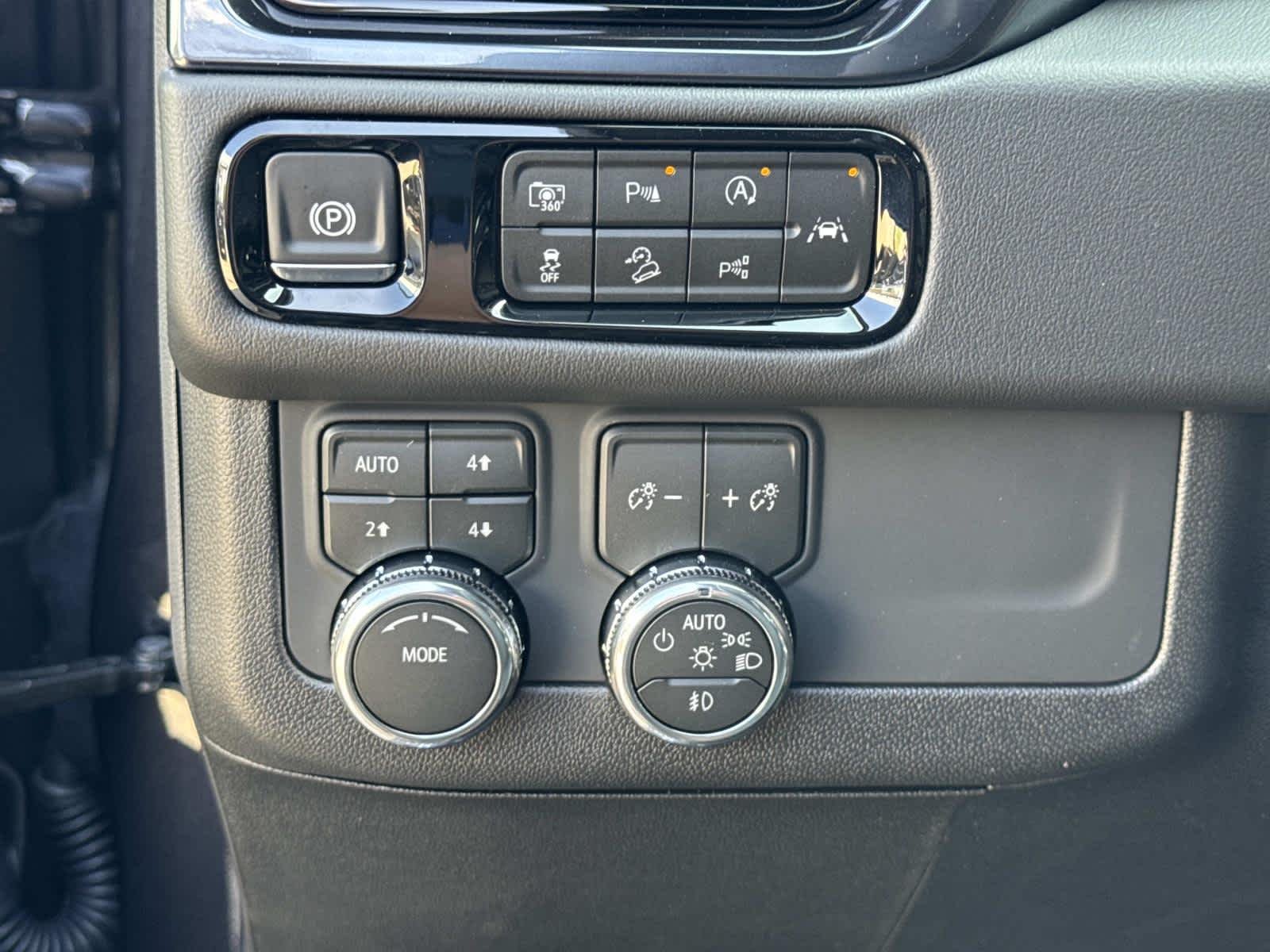 2026 GMC Yukon AT4 - Photo 12
