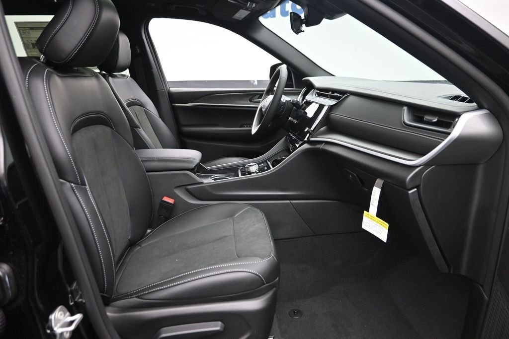 New 2026 Diamond Black Crystal Pearl-Coat Exterior Paint Jeep Altitude image 9