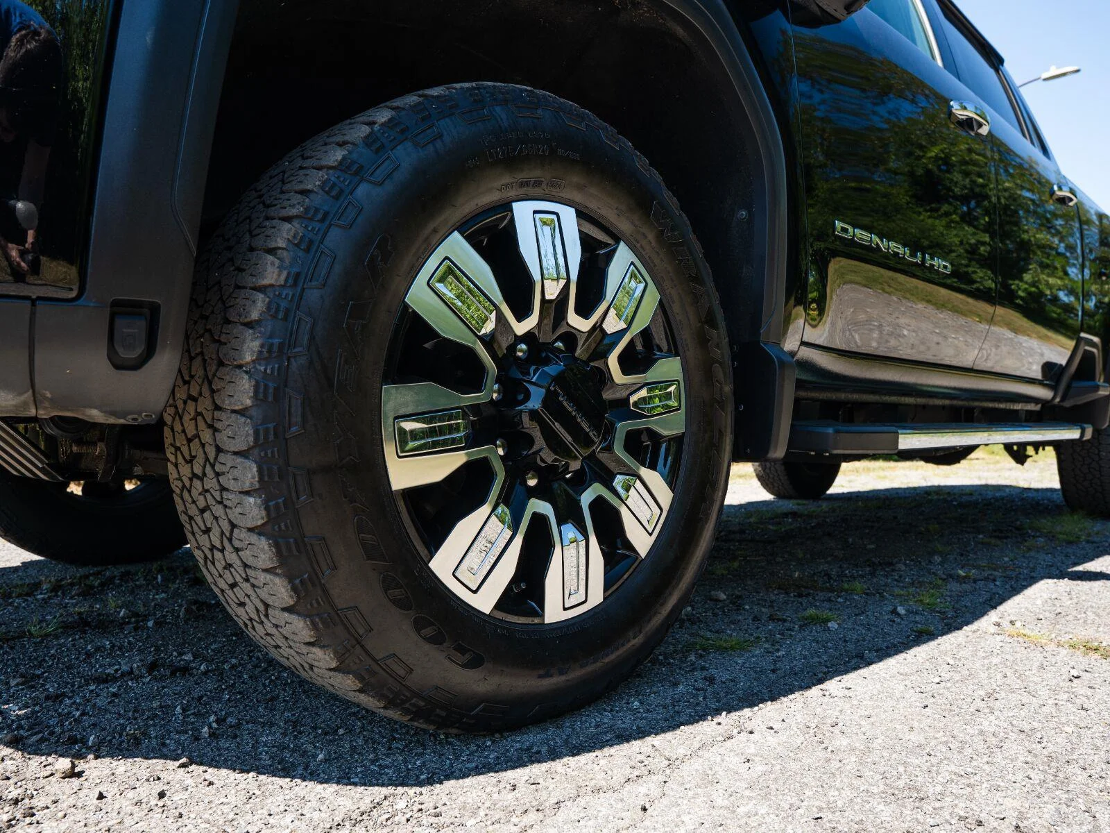 Used 2025 Onyx Black GMC Denali image 22