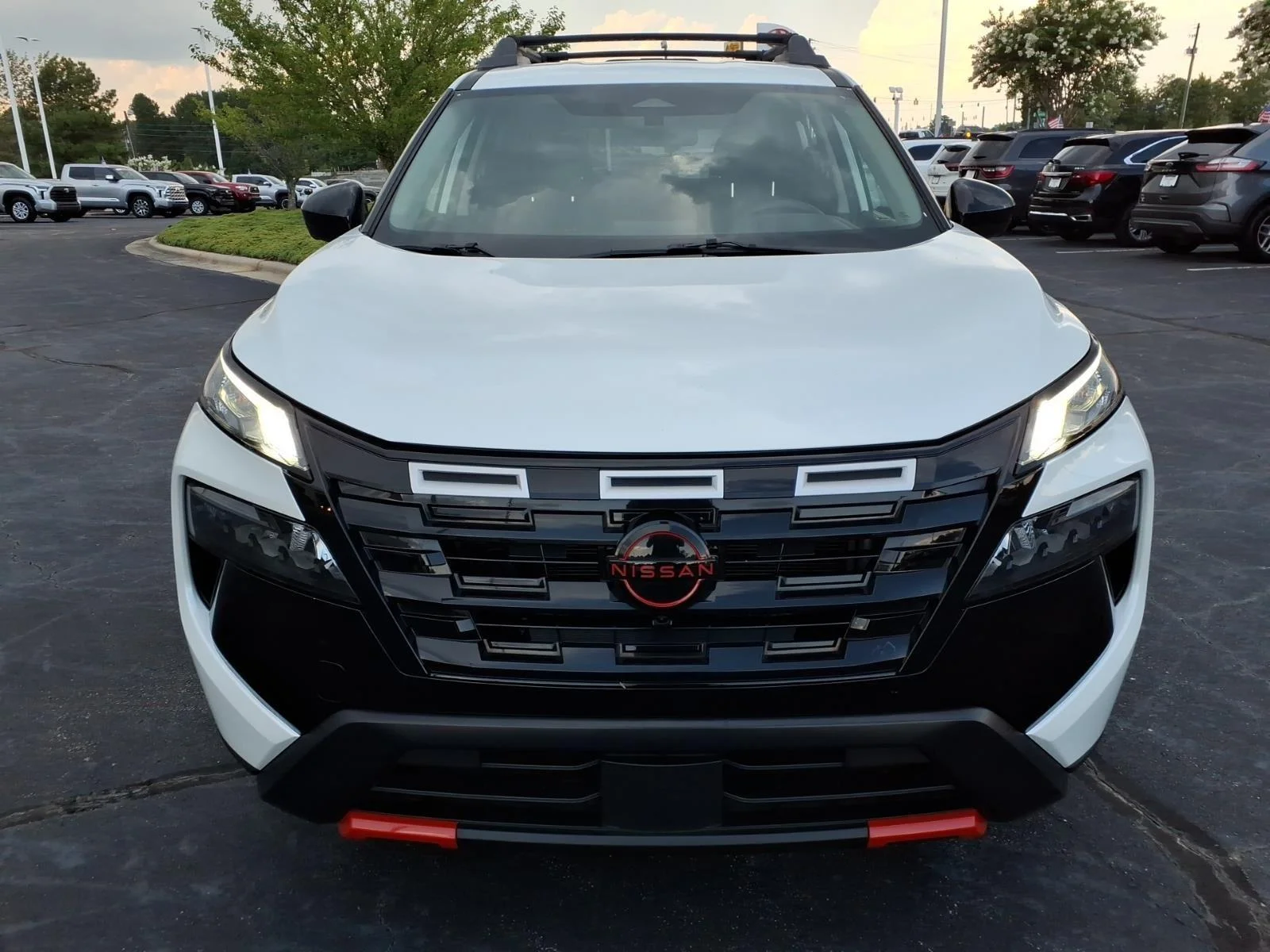 Used 2025 Everest White Pearl Nissan Rock Creek image 8