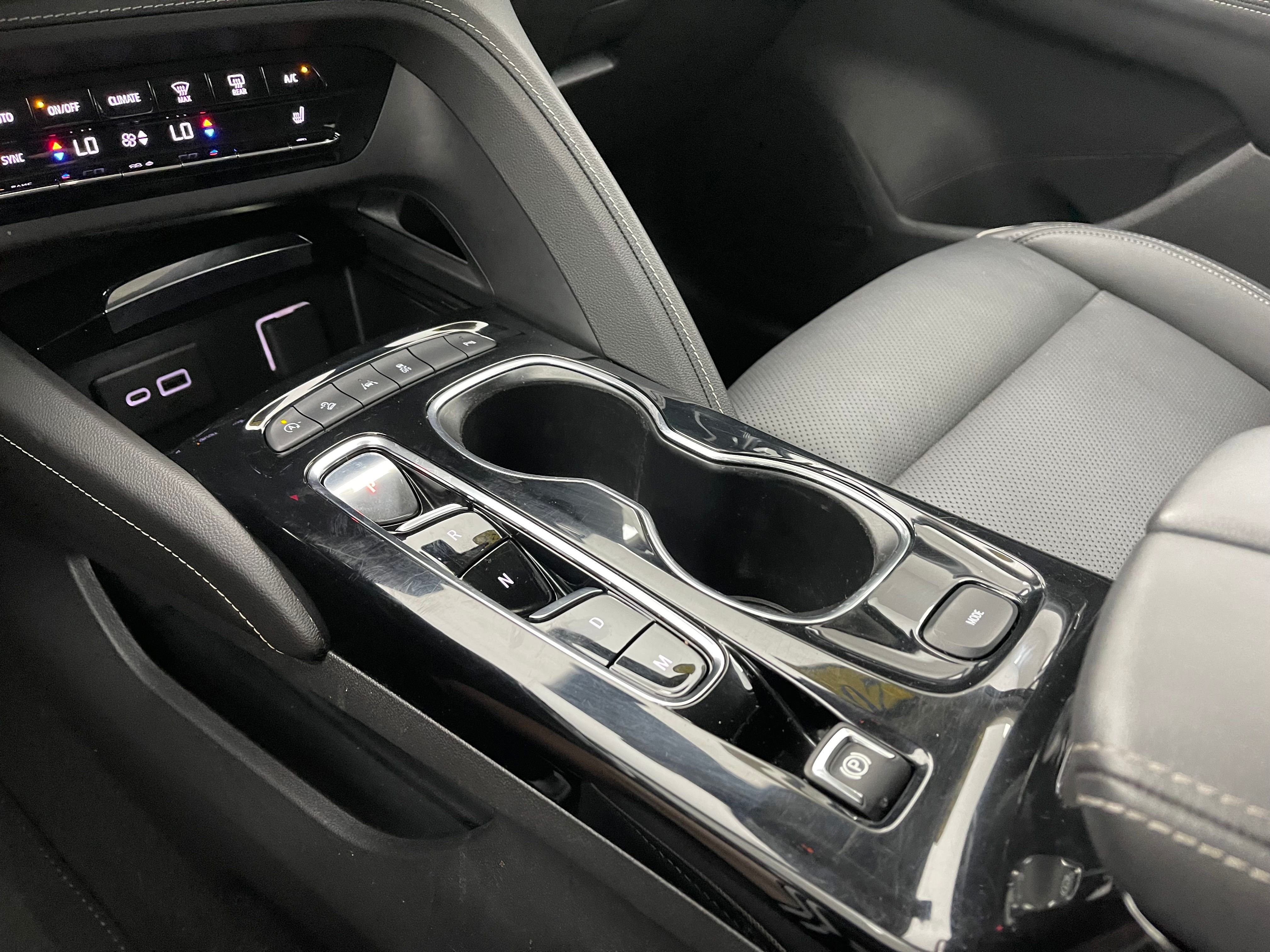Used 2023 Summit White Buick Essence image 28