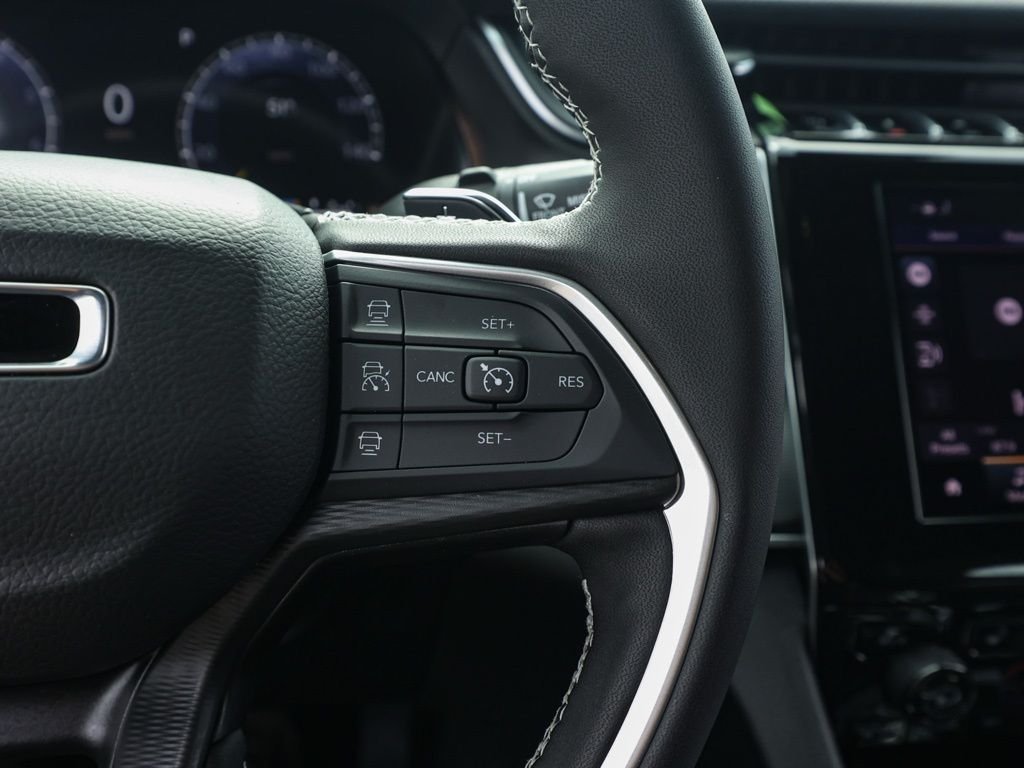 New 2026 Bright White Clear-Coat Exterior Paint Jeep Laredo image 26