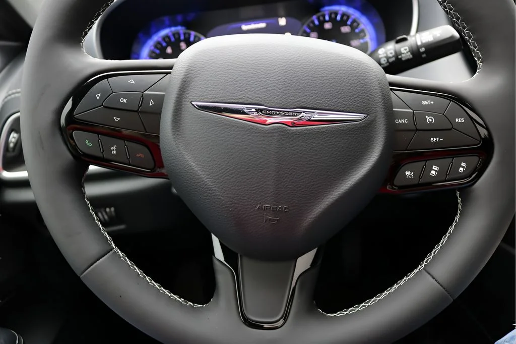 Used 2025 White Chrysler Limited image 23
