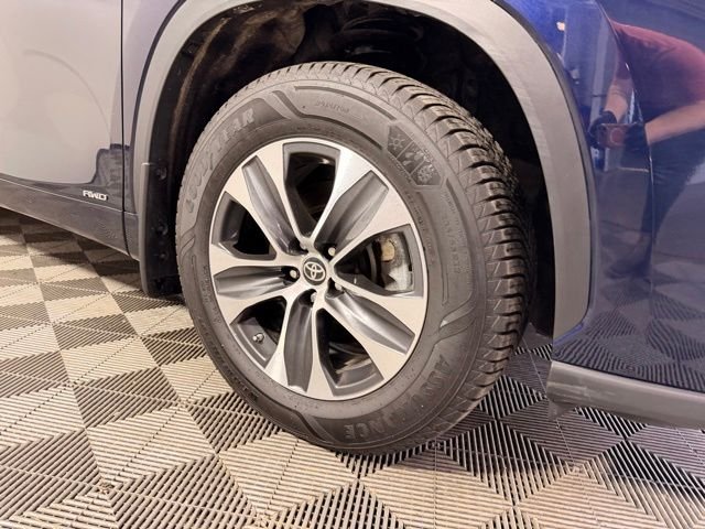 Used 2024  Toyota XLE image 2