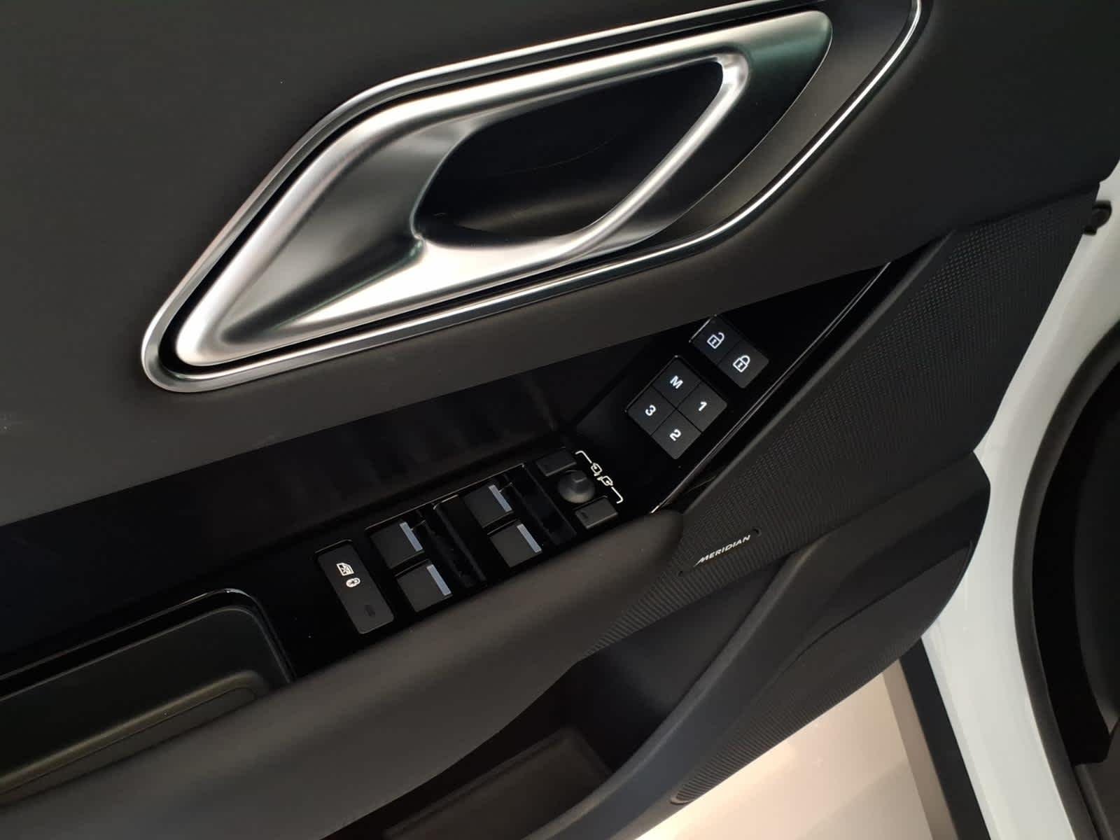 New 2026 Fuji White Land Rover Dynamic SE image 15