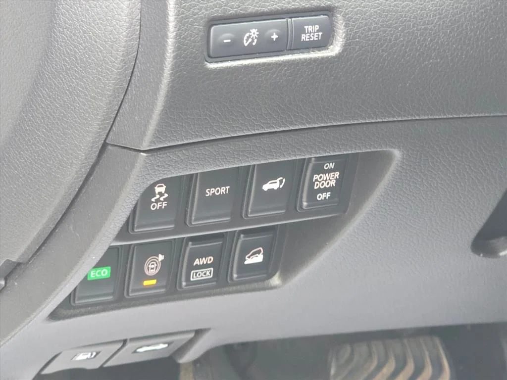Used 2015 White Nissan SL image 9