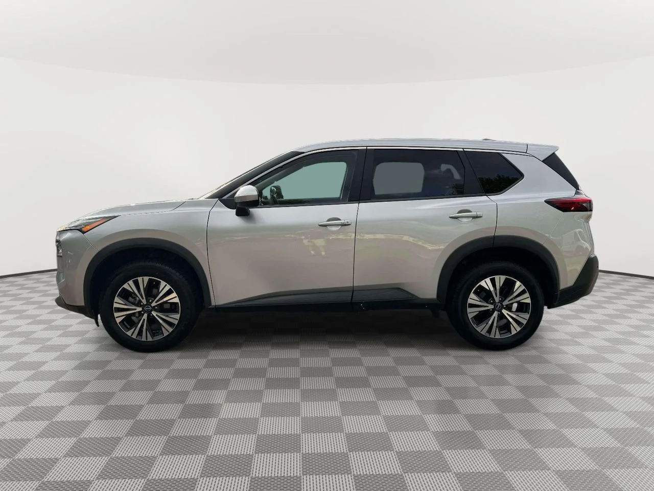 Used 2023 Brilliant Silver Metallic Nissan SV FWD image 4