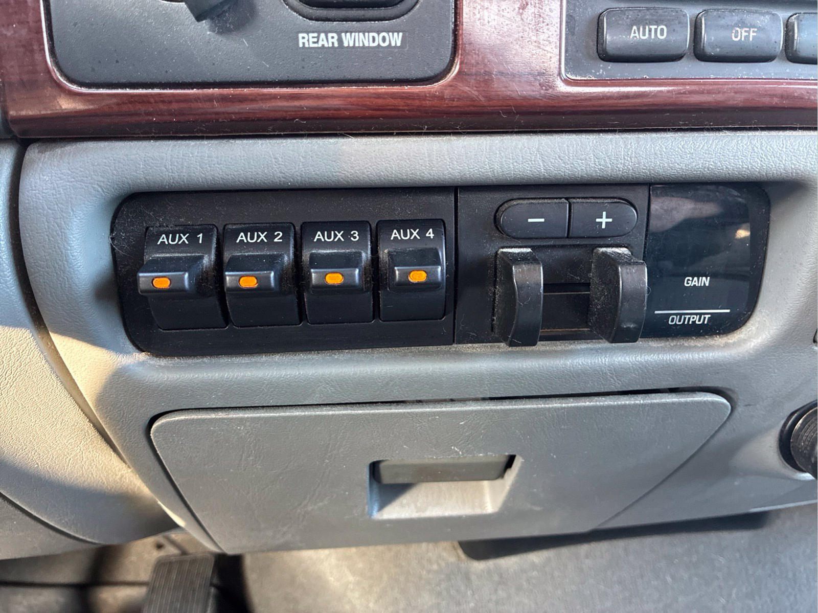 Used 2005 White Ford Lariat image 26