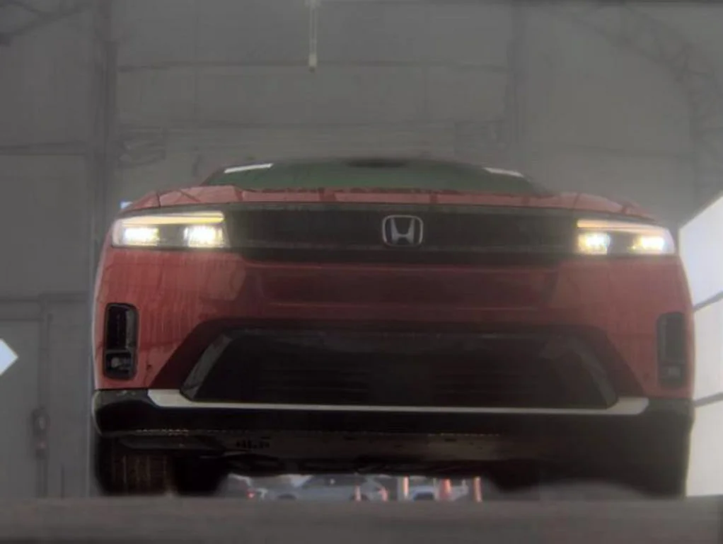 Used 2025 Scarlet Red Metallic Honda Touring image 3