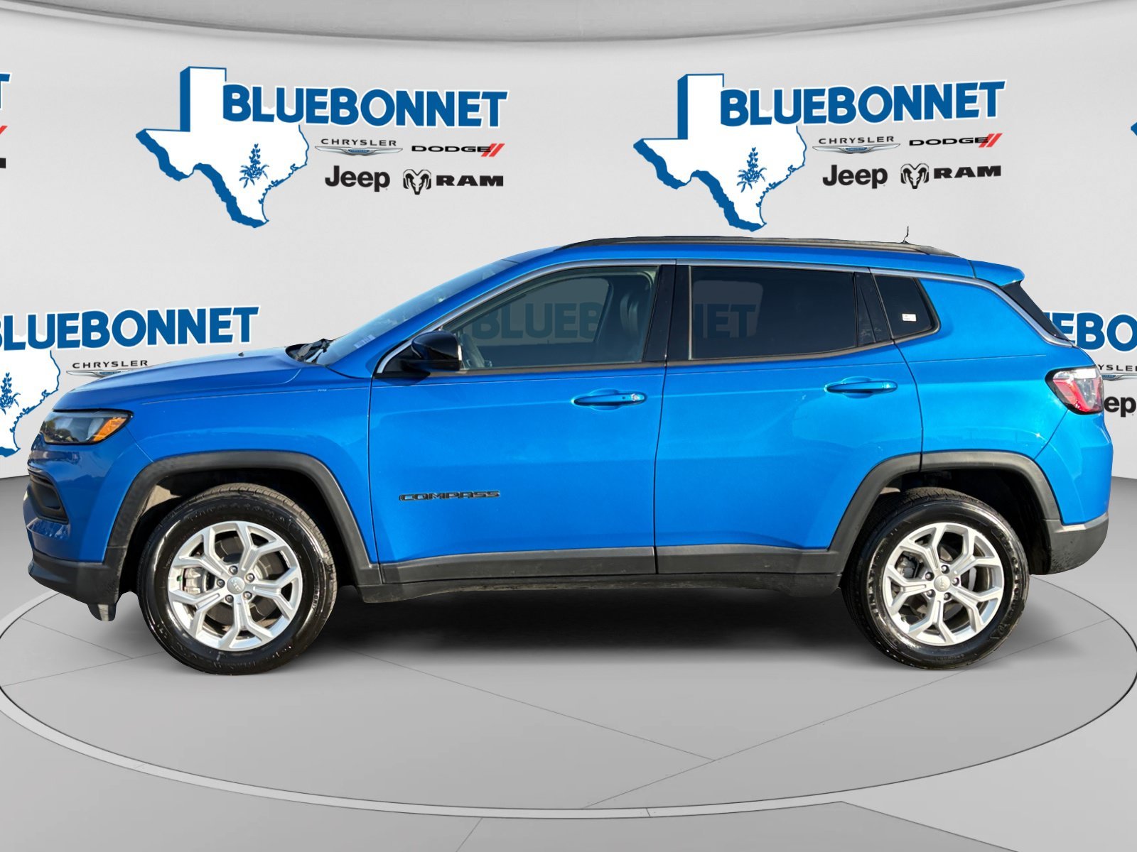 Used 2024 Hydro Blue Pearlcoat Jeep Latitude image 8