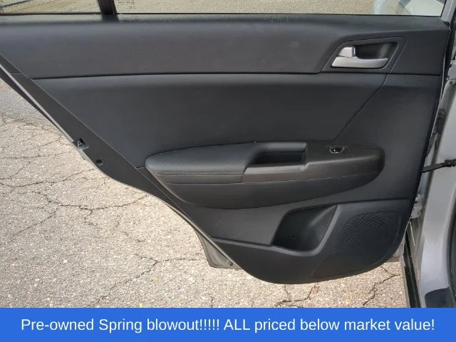 Used 2017 Silver Kia EX image 33