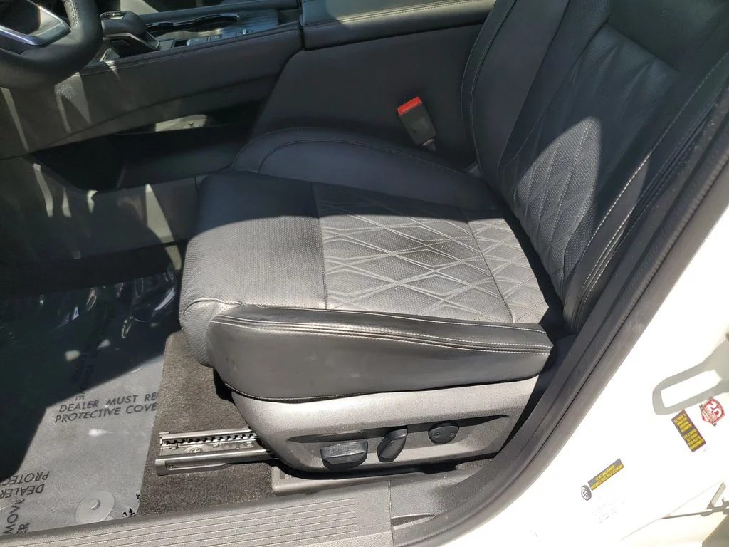 Used 2023 White Nissan Platinum image 22