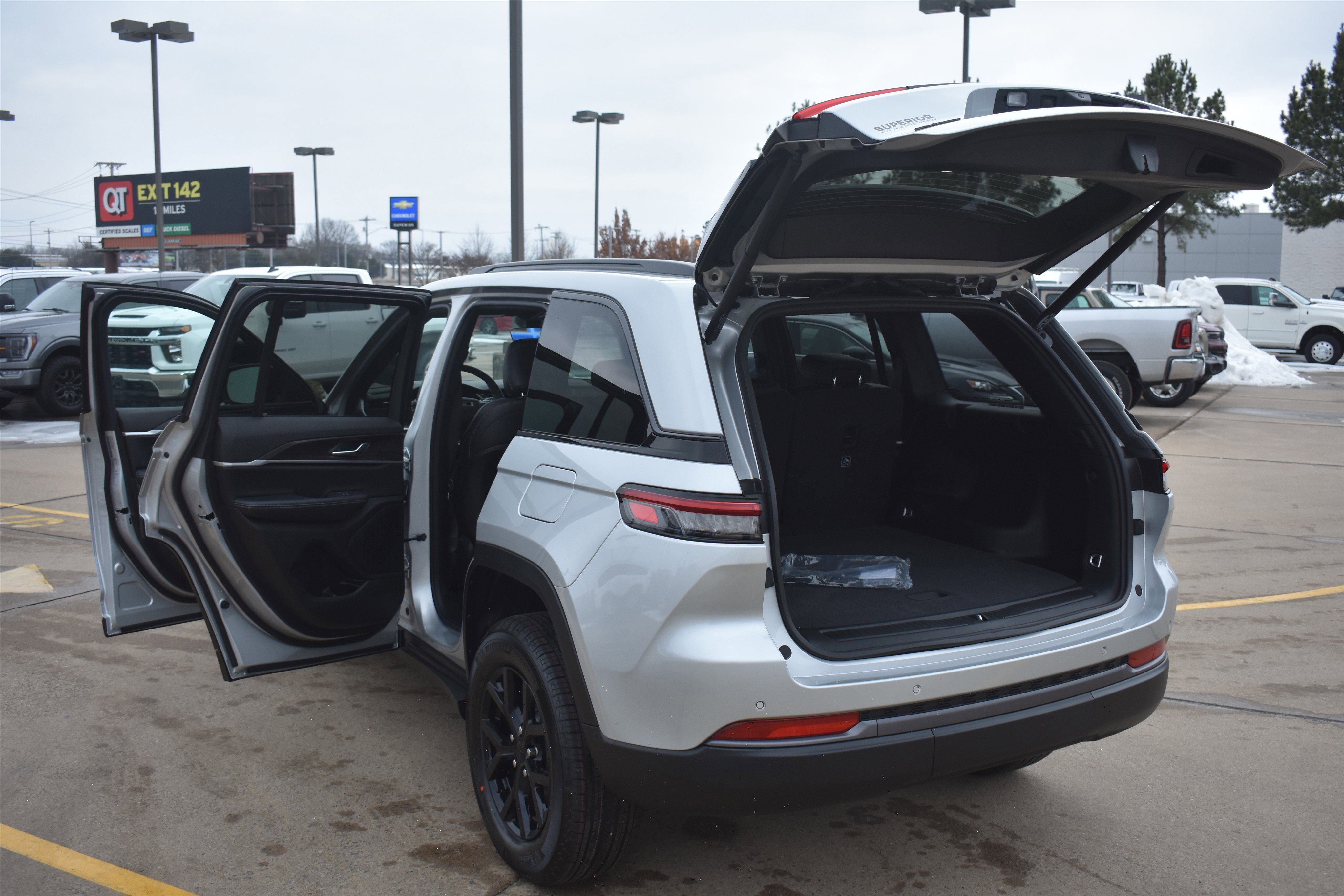 New 2026 Silver Zynith Exterior Paint Jeep Laredo Altitude image 17