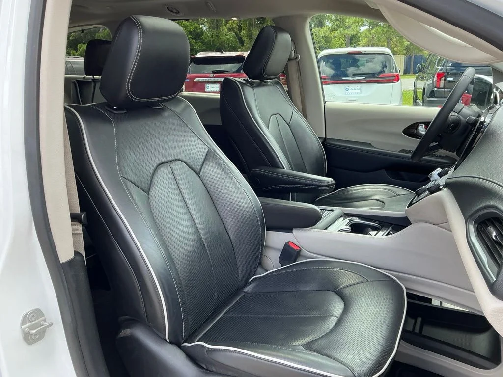 Used 2023 White Chrysler Limited image 18