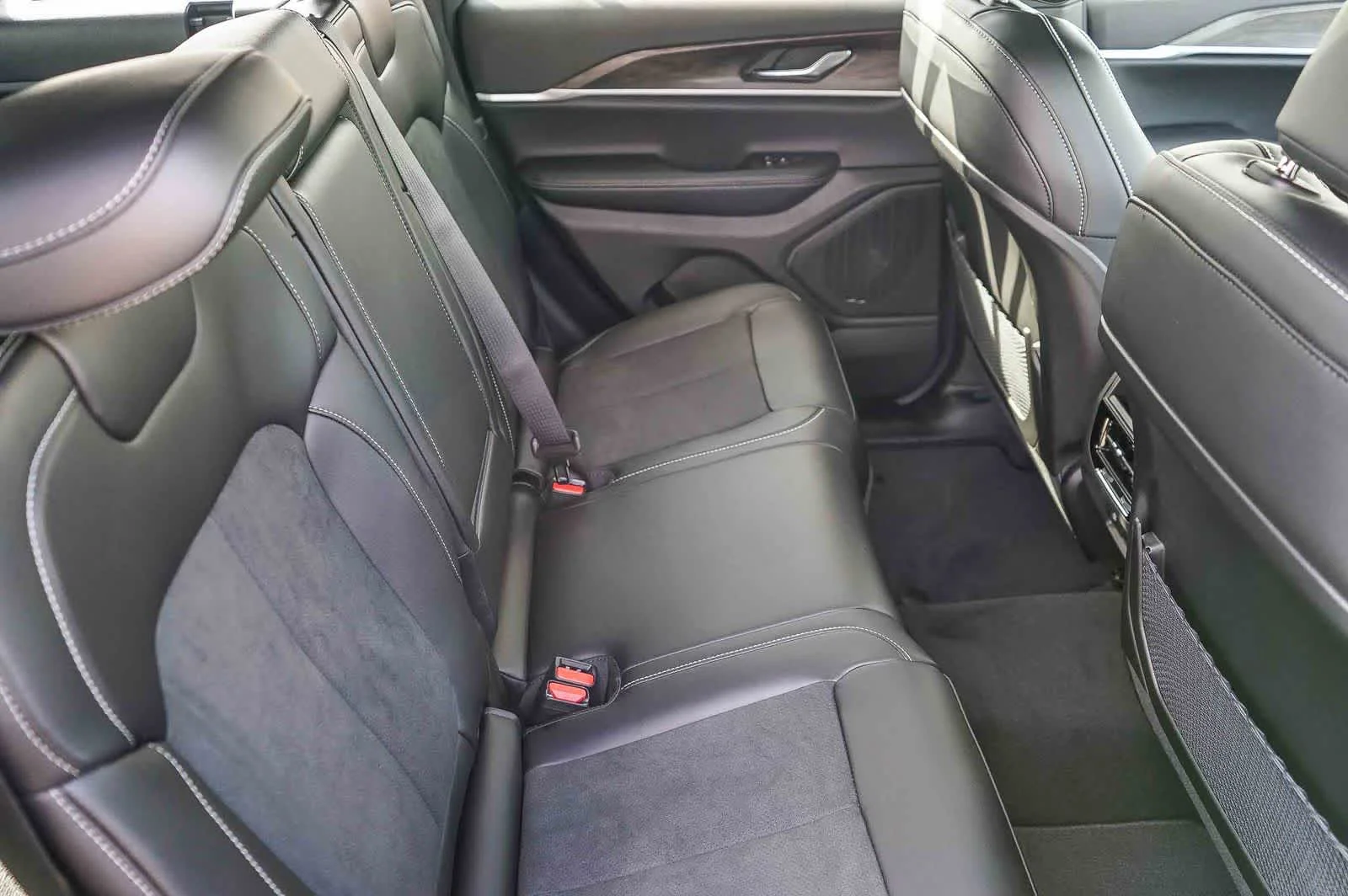 New 2026 Baltic Gray Metallic Clear-Coat Exterior Paint Jeep Laredo Altitude image 18