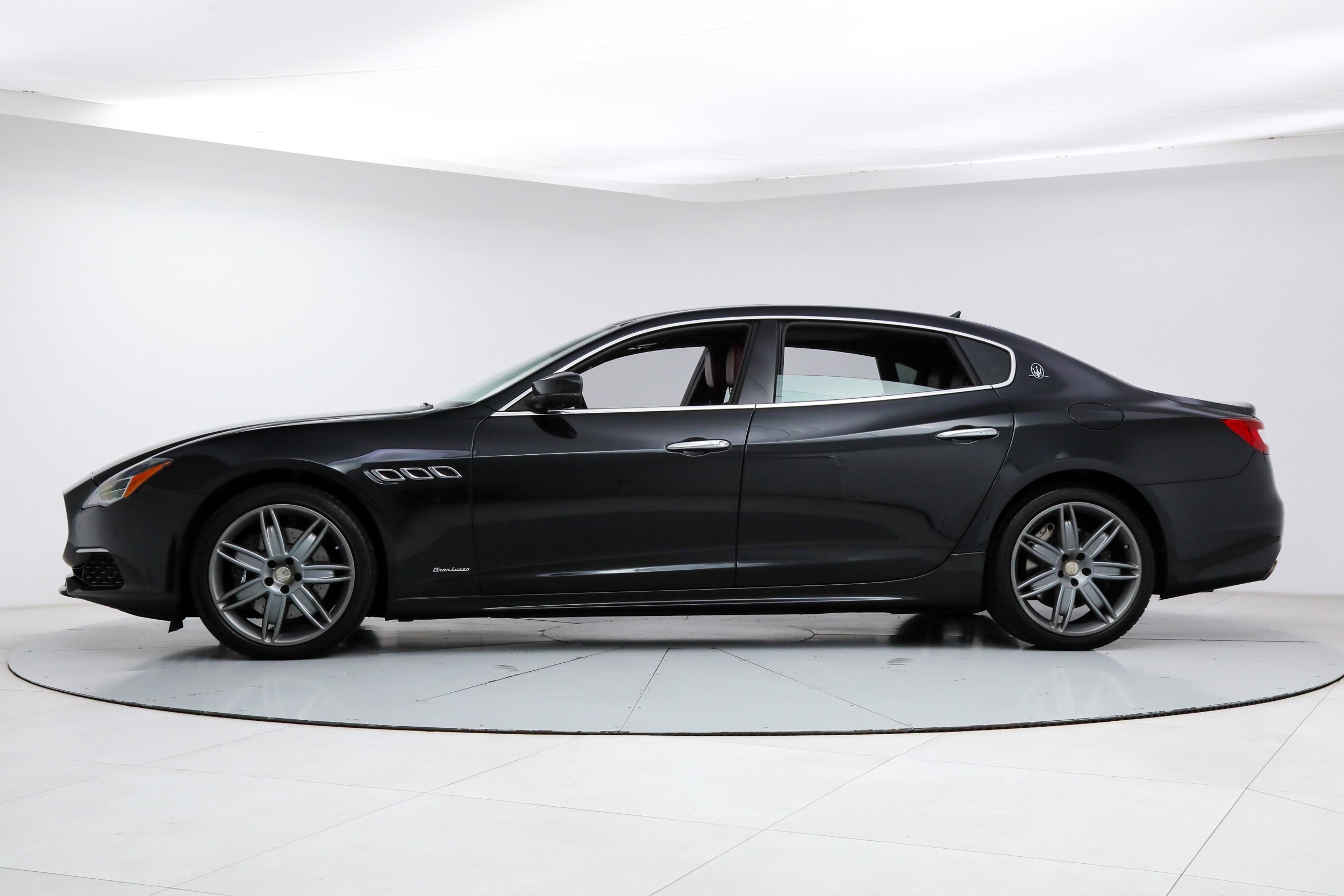 Used 2018 Black Maserati S Q4 GranLusso image 2