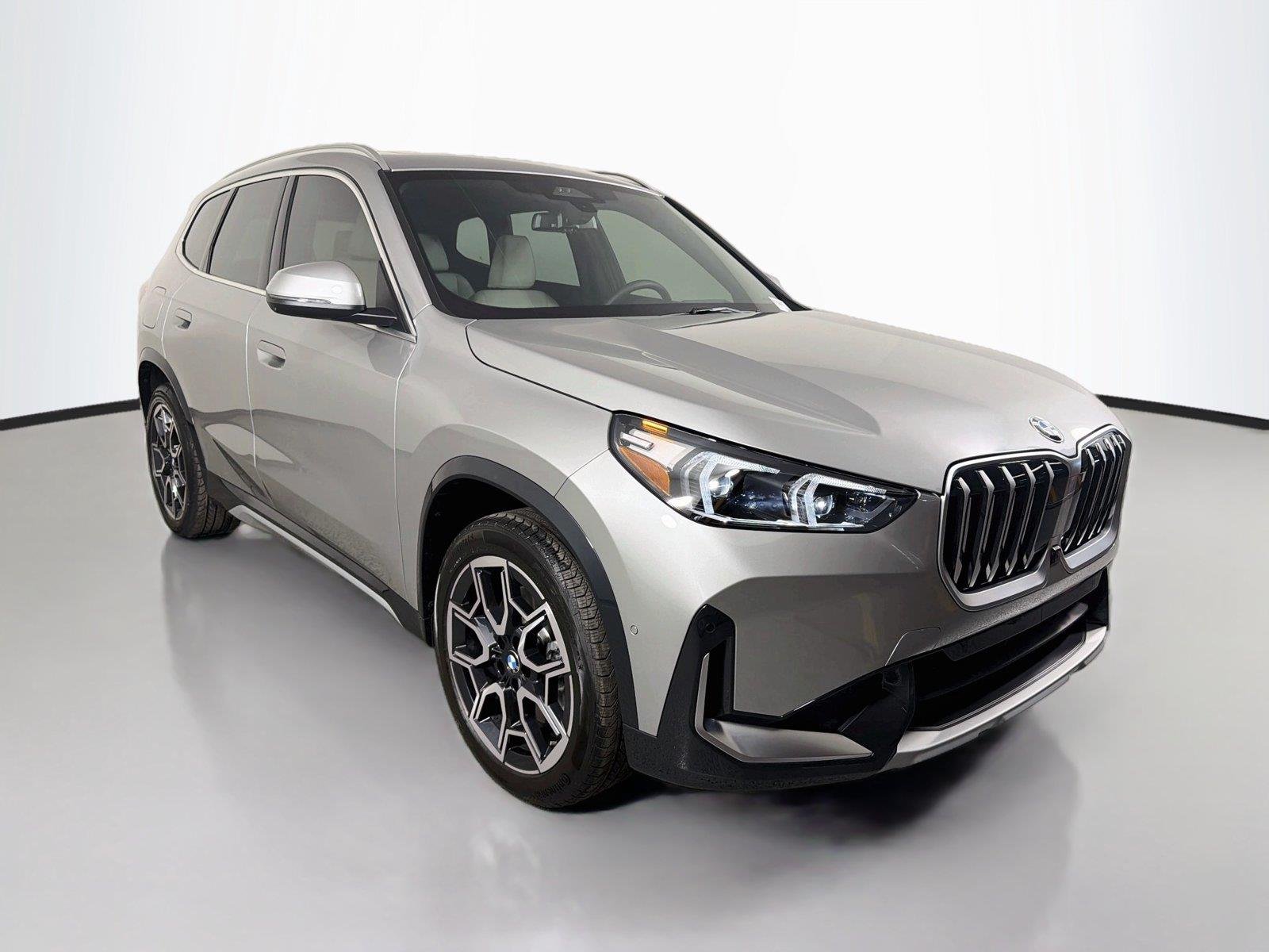 New 2027 Space Silver Metallic BMW xDrive28i image 3