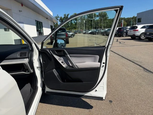 Used 2015 White Subaru 2.5i Premium image 33