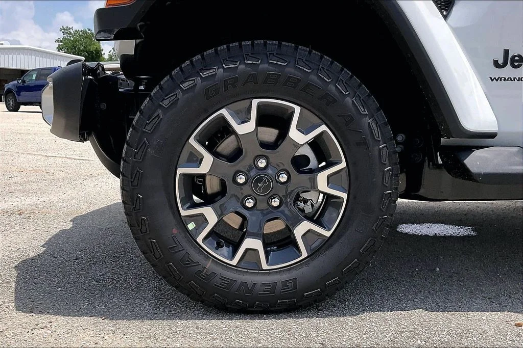 New 2026 Bright White Clear-Coat Exterior Paint Jeep Sahara image 9