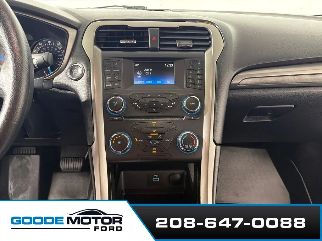 Used 2017 Gray Ford SE image 15