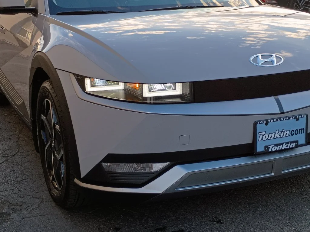 Used 2023 Cyber Gray Hyundai SE image 12