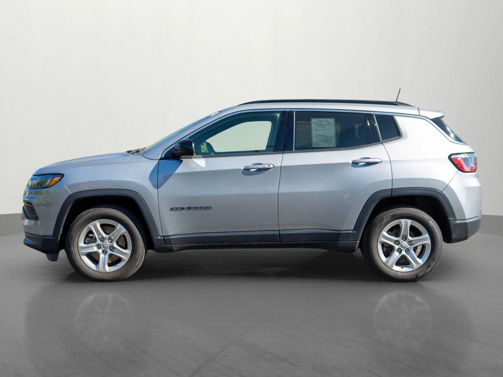 Used 2023 Billet Silver Metallic Clearcoat Jeep Latitude image 4