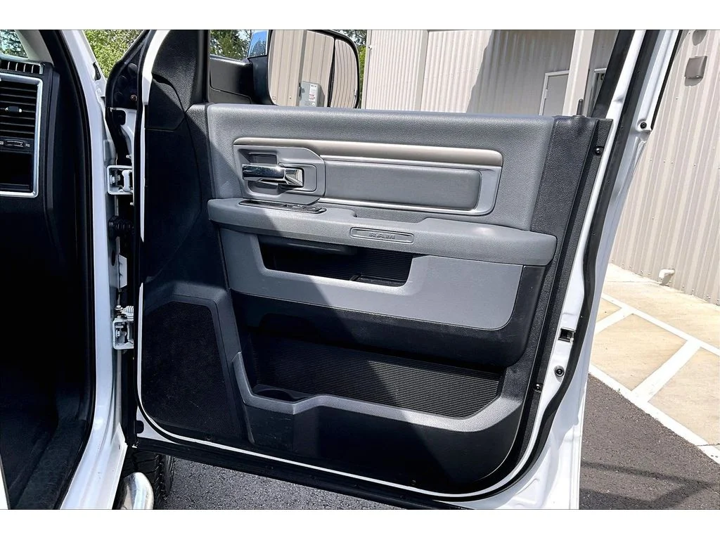 Used 2014  Ram SLT image 22