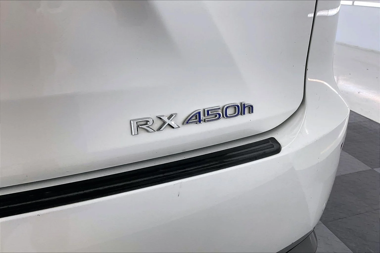 Used 2018 Eminent White Pearl Lexus 450h image 32