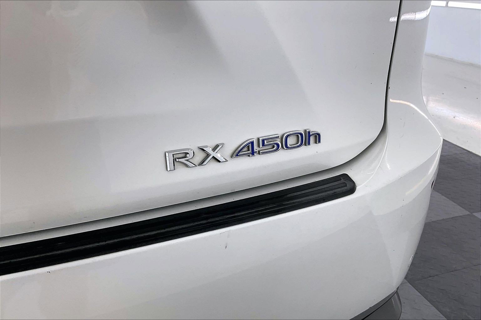 Used 2018 Eminent White Pearl Lexus 450h image 32