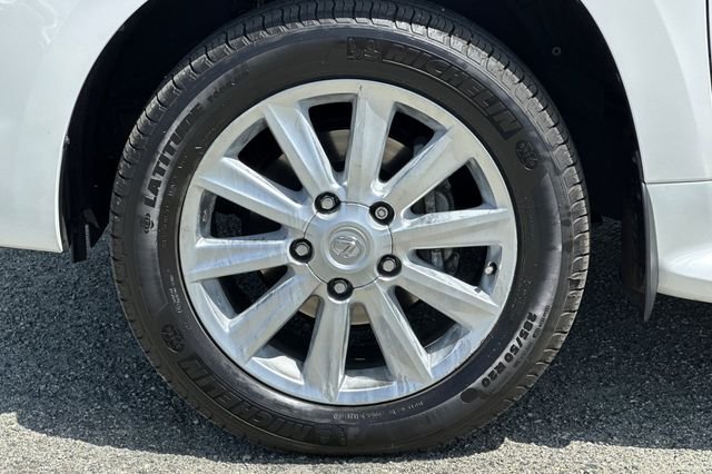 Used 2011 White Lexus 570 image 35