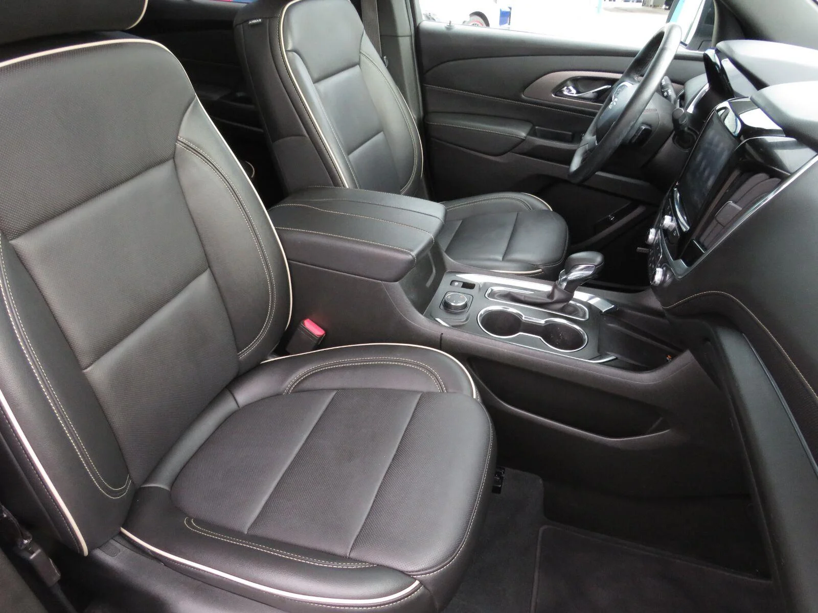 Used 2023 IRIDESCENT PEARL TRICOAT Chevrolet Premier image 19