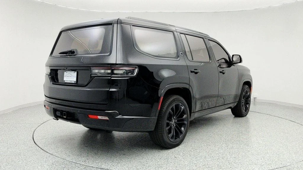 Used 2023 Diamond Black Crystal Pearlcoat Jeep Series III Obsidian 4x4 with Heavy Duty Trailer Tow Package image 5