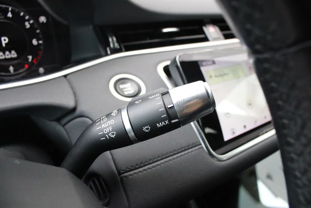 Used 2020 White Land Rover SE image 13