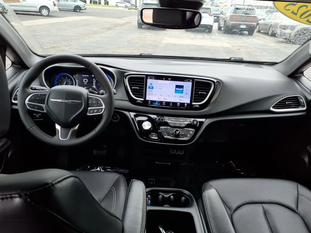 2025 Chrysler Pacifica Select - Photo 11