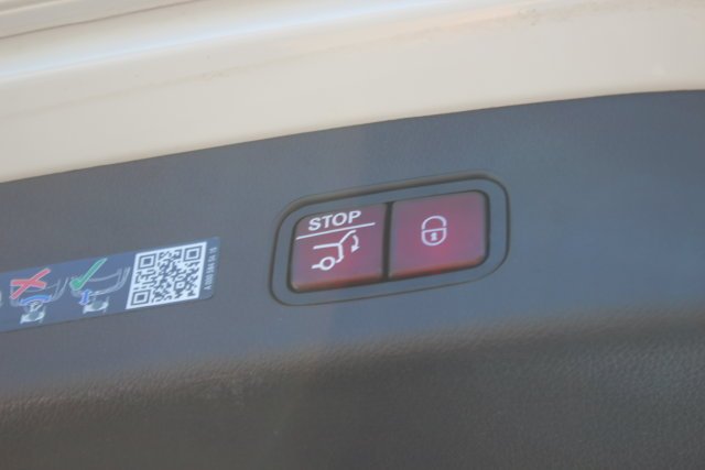 Used 2025 White Mercedes-Benz GLC 300 image 27