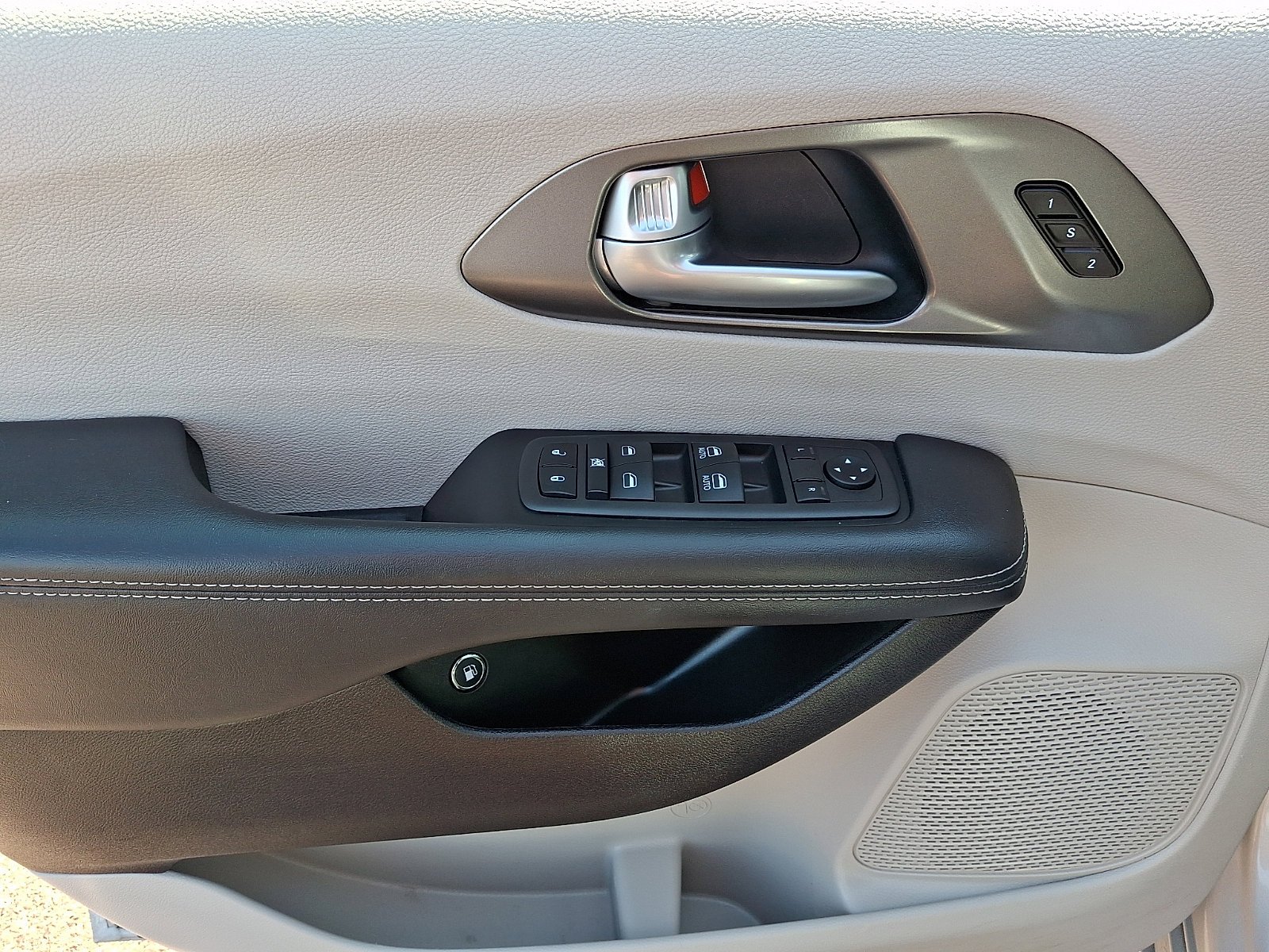 Used 2024 Silver Mist Clearcoat Chrysler Hybrid Select image 12