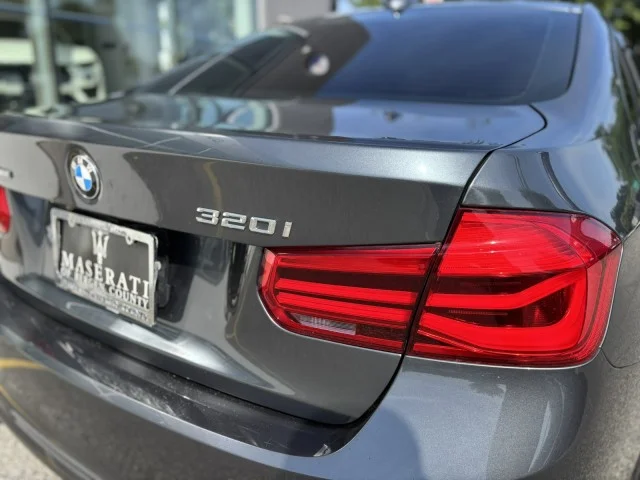 Used 2018 Mineral Gray Metallic BMW 320i xDrive image 14