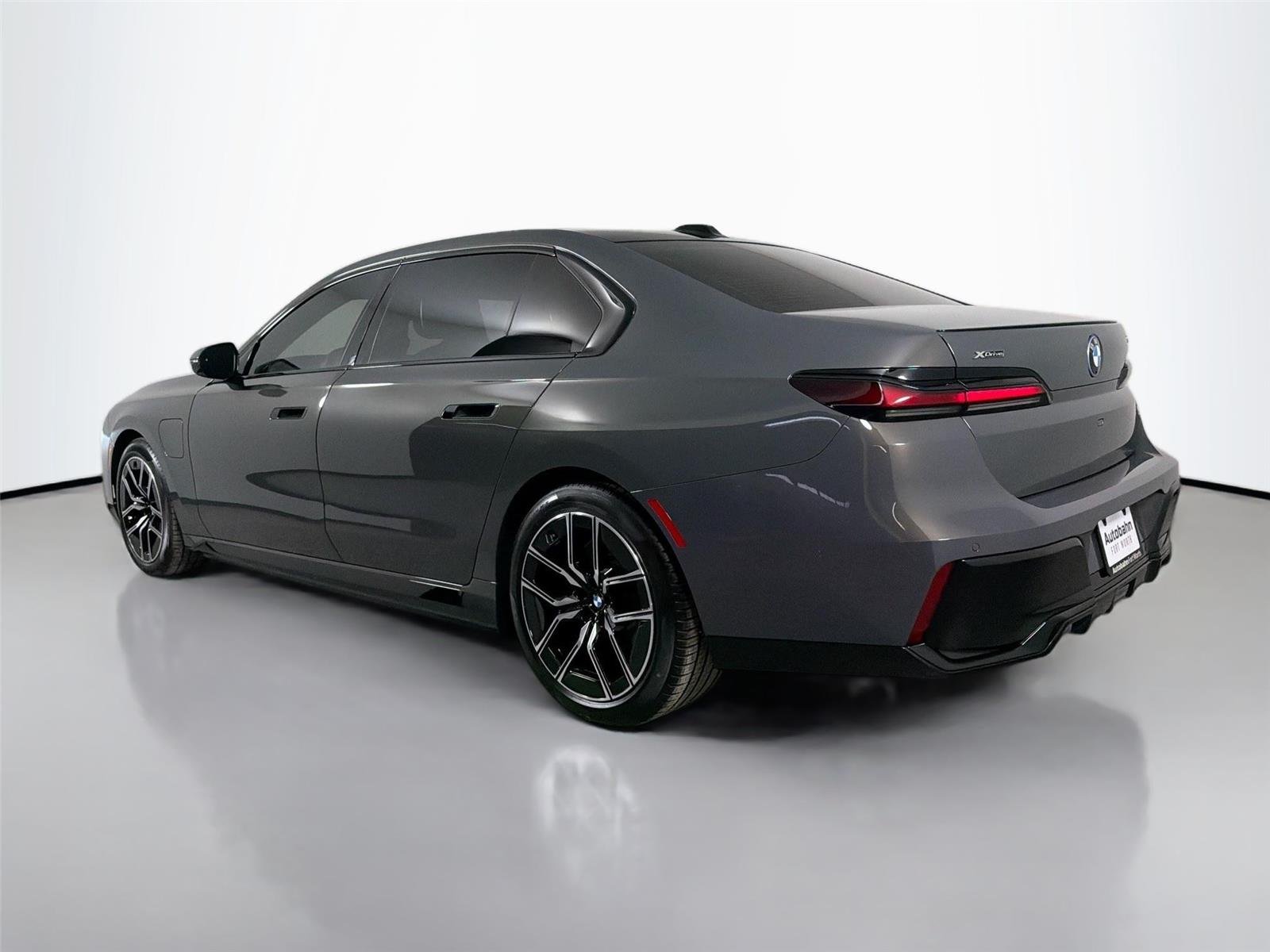 New 2026 Dravit Grey Metallic BMW 750e xDrive image 14