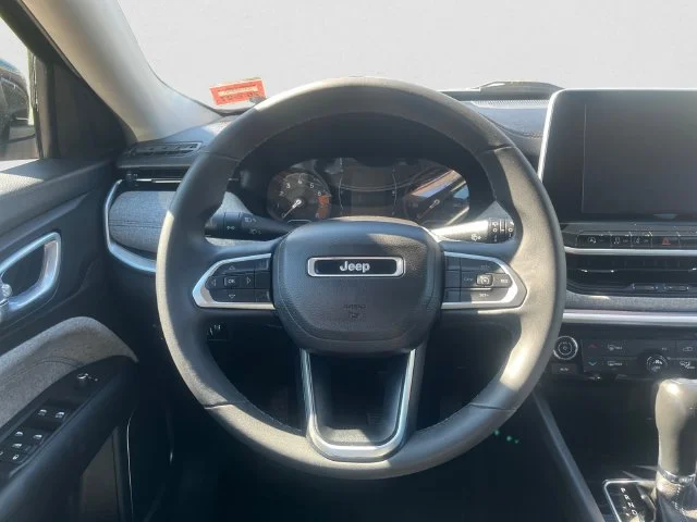 Used 2022 Red Jeep Latitude image 12