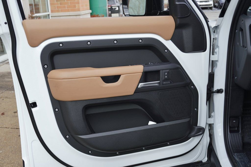 Used 2026 White Land Rover X-Dynamic SE image 12