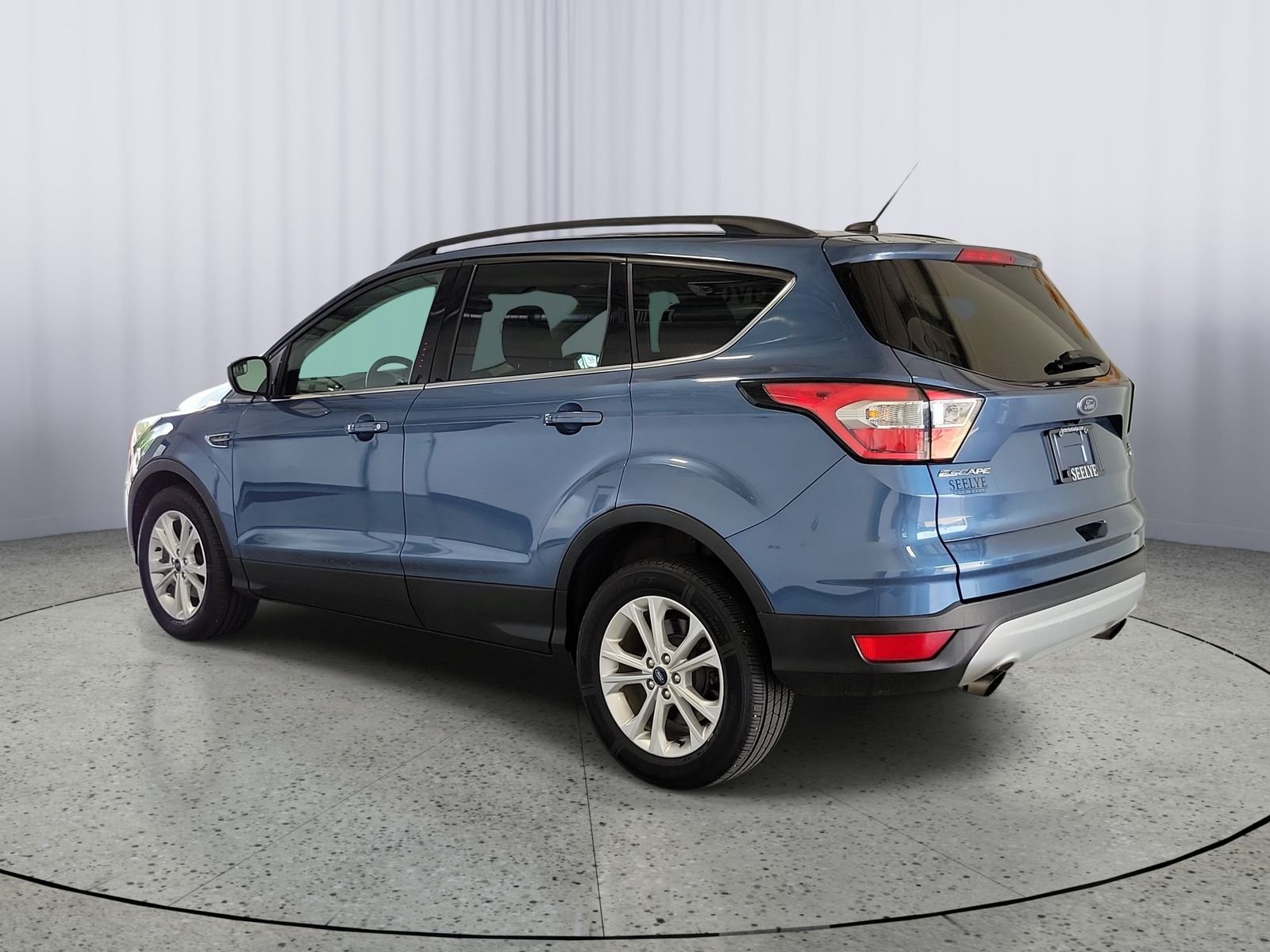 Used 2018 Blue Ford SE image 3