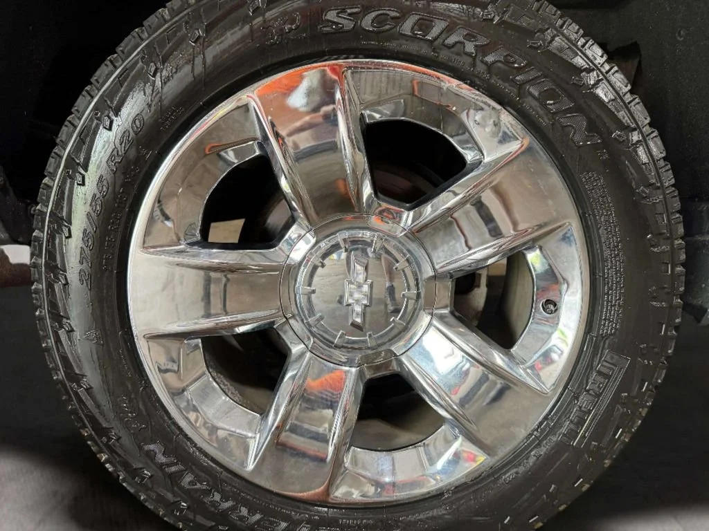 Certified Used 2018 SILVER ICE METALLIC Chevrolet LT image 28